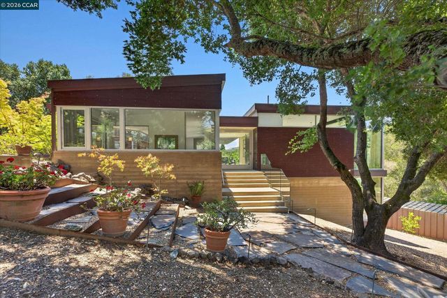2 Crane Ct, Orinda, CA 94563