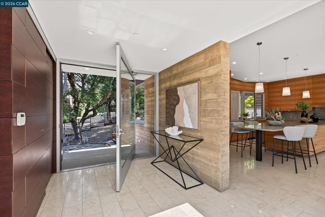 2 Crane Ct, Orinda, CA 94563