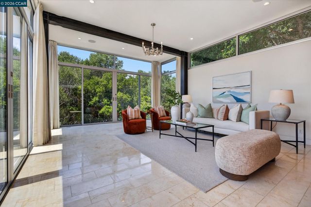 2 Crane Ct, Orinda, CA 94563