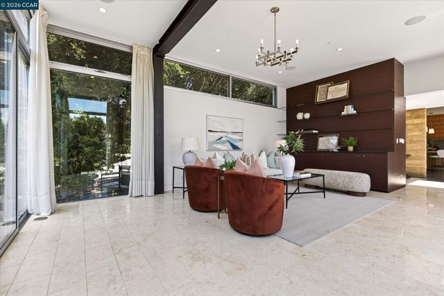 2 Crane Ct, Orinda, CA 94563