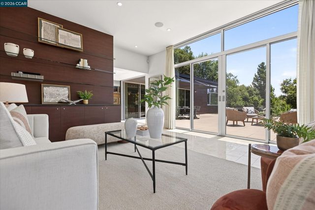 2 Crane Ct, Orinda, CA 94563