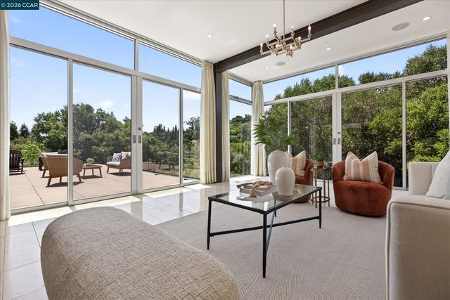 2 Crane Ct, Orinda, CA 94563