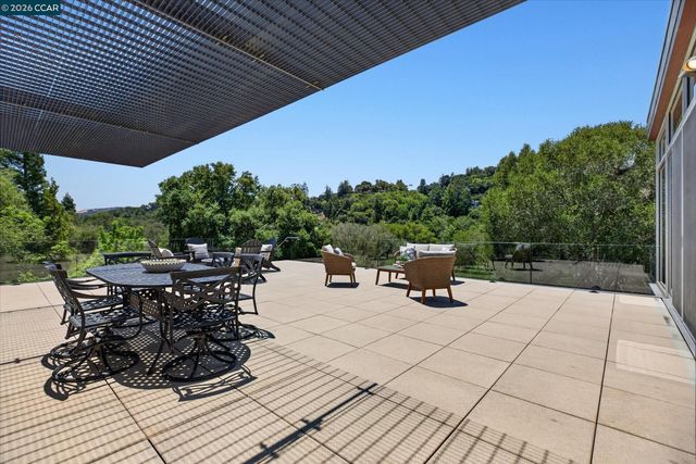 2 Crane Ct, Orinda, CA 94563