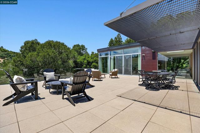 2 Crane Ct, Orinda, CA 94563