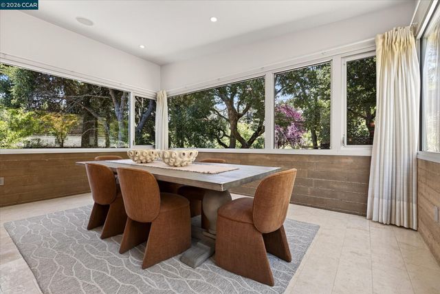 2 Crane Ct, Orinda, CA 94563