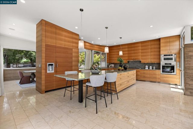 2 Crane Ct, Orinda, CA 94563
