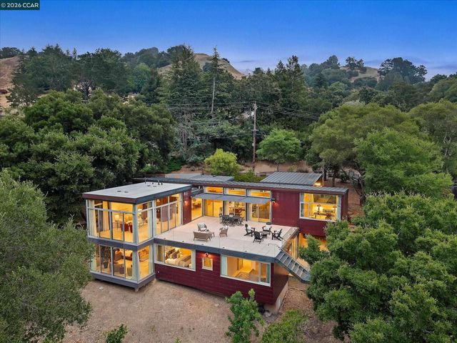 2 Crane Ct, Orinda, CA 94563