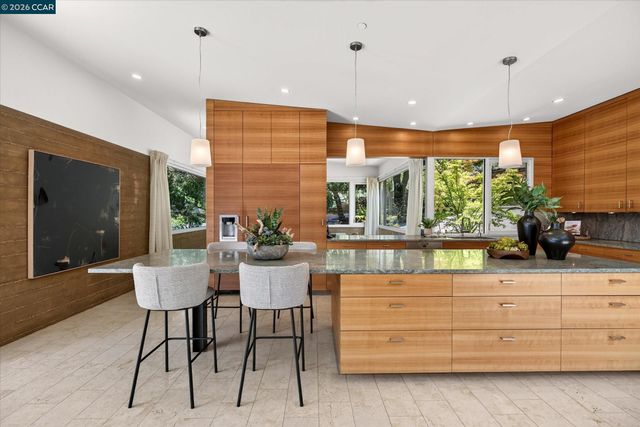 2 Crane Ct, Orinda, CA 94563
