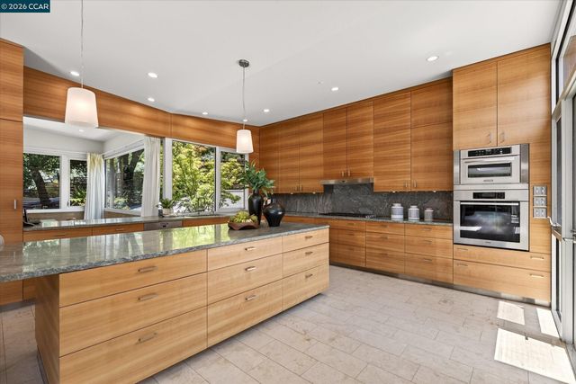 2 Crane Ct, Orinda, CA 94563