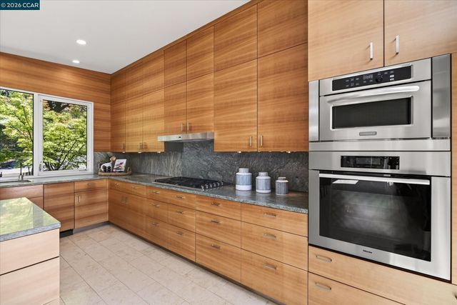 2 Crane Ct, Orinda, CA 94563
