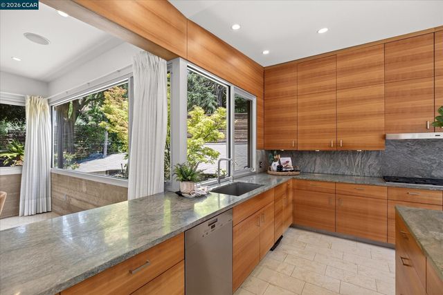 2 Crane Ct, Orinda, CA 94563