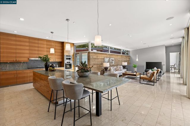 2 Crane Ct, Orinda, CA 94563