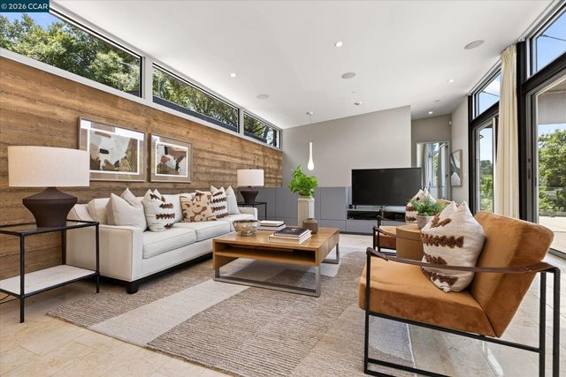 2 Crane Ct, Orinda, CA 94563
