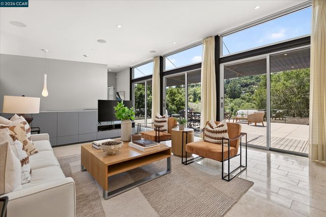 2 Crane Ct, Orinda, CA 94563