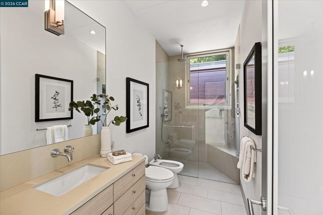 2 Crane Ct, Orinda, CA 94563