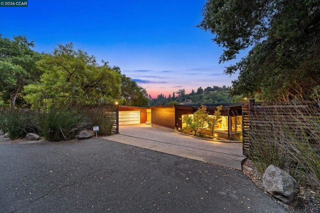 2 Crane Ct, Orinda, CA 94563