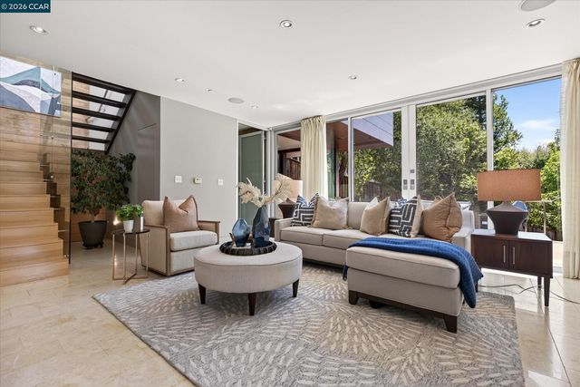 2 Crane Ct, Orinda, CA 94563
