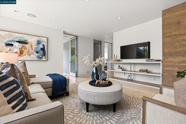 2 Crane Ct, Orinda, CA 94563