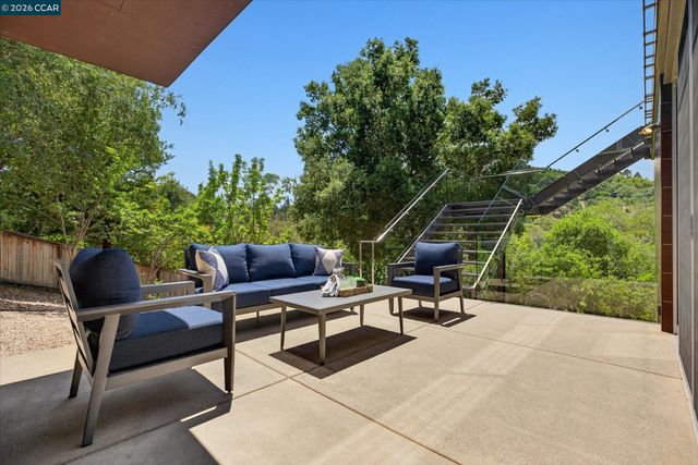 2 Crane Ct, Orinda, CA 94563