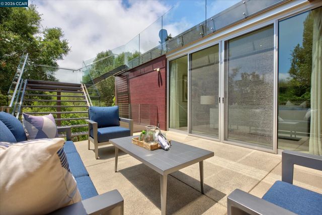 2 Crane Ct, Orinda, CA 94563