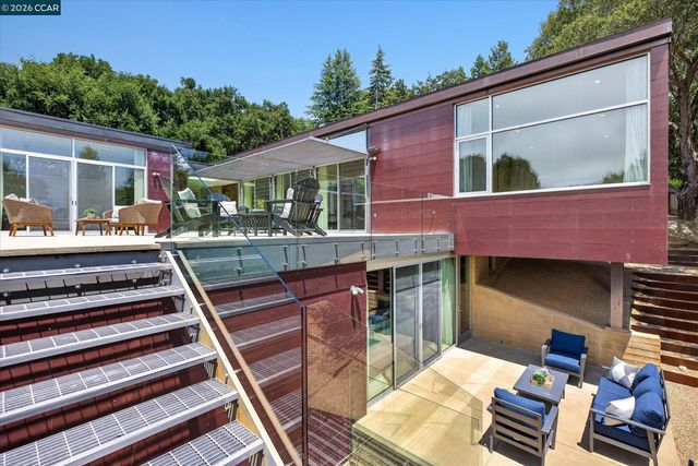 2 Crane Ct, Orinda, CA 94563