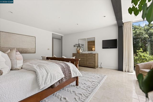 2 Crane Ct, Orinda, CA 94563
