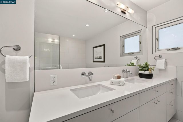 2 Crane Ct, Orinda, CA 94563