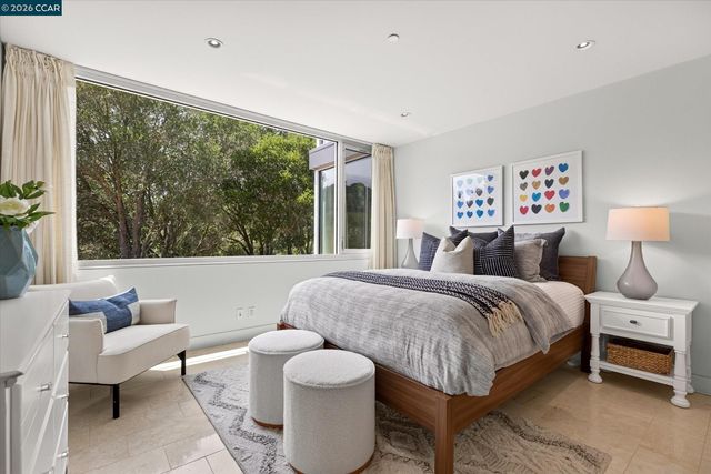 2 Crane Ct, Orinda, CA 94563