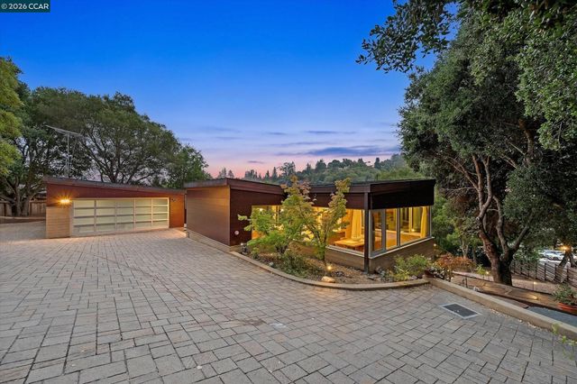 2 Crane Ct, Orinda, CA 94563