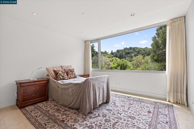 2 Crane Ct, Orinda, CA 94563