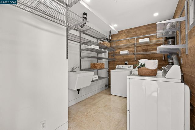 2 Crane Ct, Orinda, CA 94563