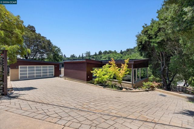 2 Crane Ct, Orinda, CA 94563
