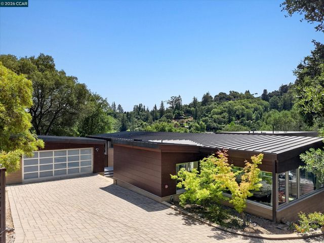 2 Crane Ct, Orinda, CA 94563