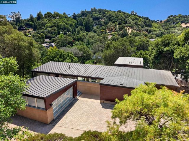 2 Crane Ct, Orinda, CA 94563