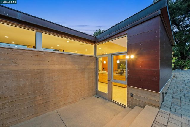 2 Crane Ct, Orinda, CA 94563