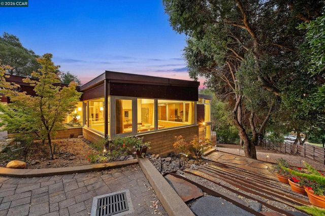 2 Crane Ct, Orinda, CA 94563