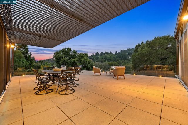 2 Crane Ct, Orinda, CA 94563