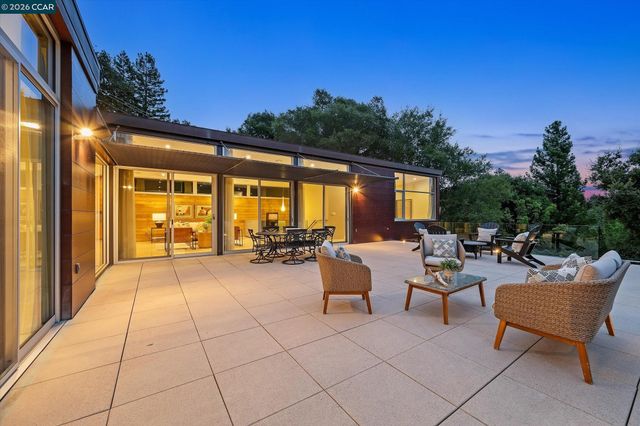 2 Crane Ct, Orinda, CA 94563