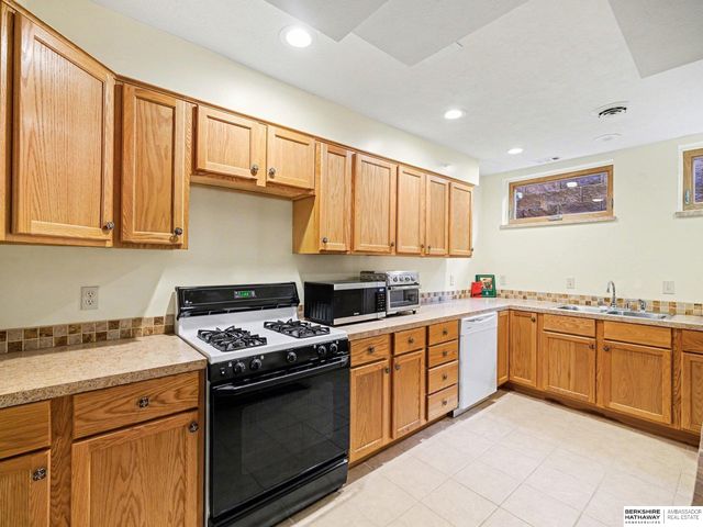 9660 N 29th Street, Omaha, NE 68112