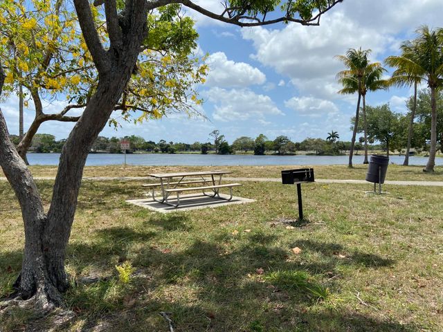 2840 Lake Osborne Drive 111, Lake Worth Beach, FL 33461