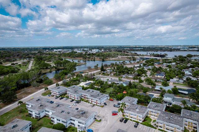 2840 Lake Osborne Drive 111, Lake Worth Beach, FL 33461