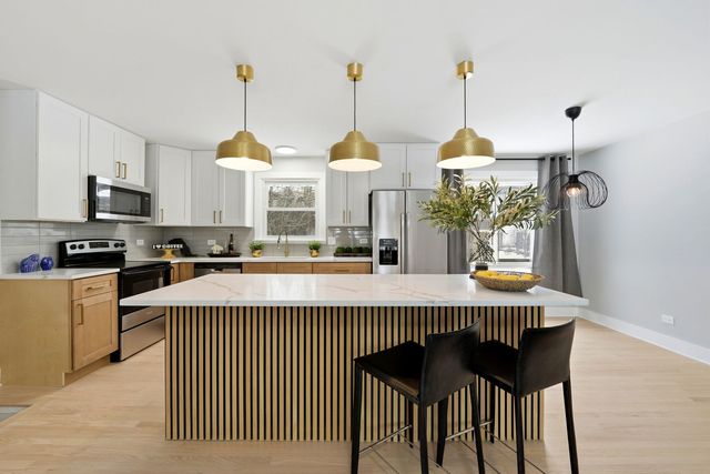 10025 S 86th Court, Palos Hills, IL 60465