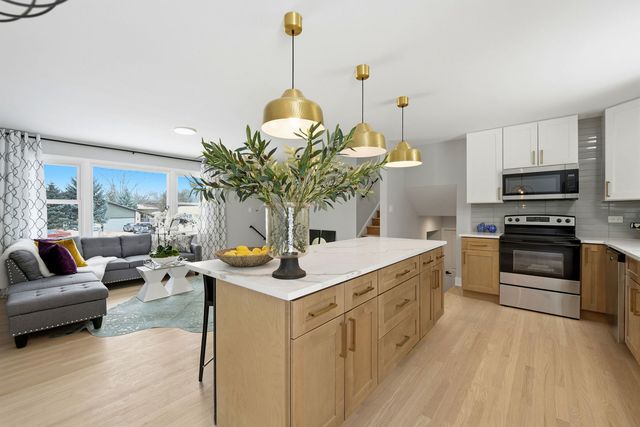 10025 S 86th Court, Palos Hills, IL 60465