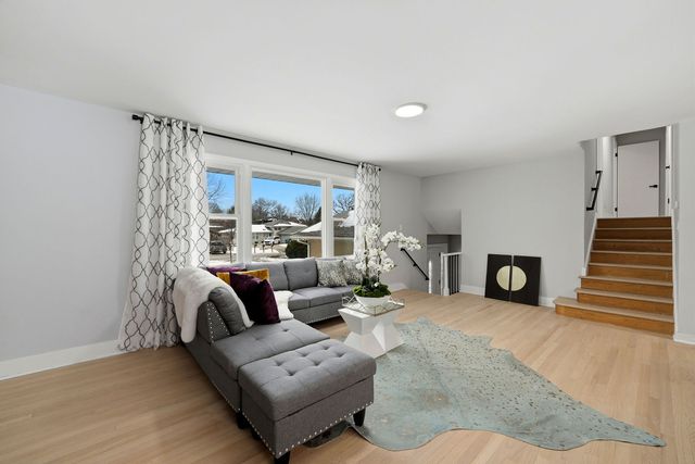 10025 S 86th Court, Palos Hills, IL 60465