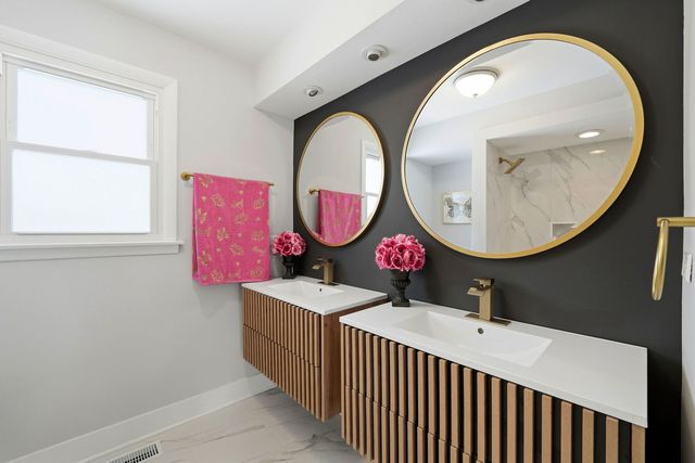 10025 S 86th Court, Palos Hills, IL 60465