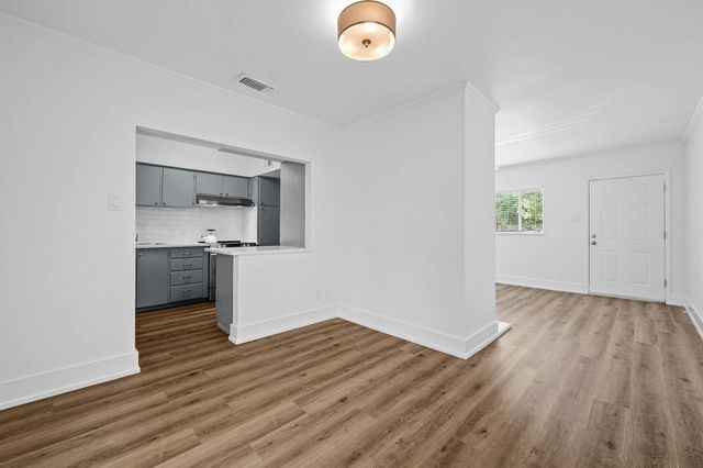 2401 Winsted LN 10, Austin, TX 78703