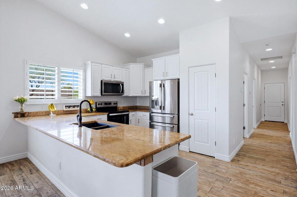 Image 10 of property listing at 40724 N CENTRAL Avenue, Phoenix, AZ 85086
