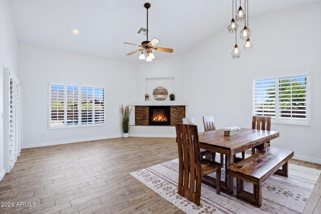 Image 11 of property listing at 40724 N CENTRAL Avenue, Phoenix, AZ 85086