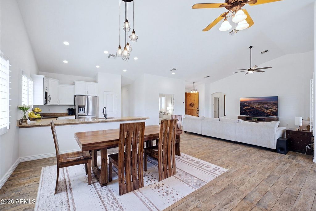 Image 12 of property listing at 40724 N CENTRAL Avenue, Phoenix, AZ 85086