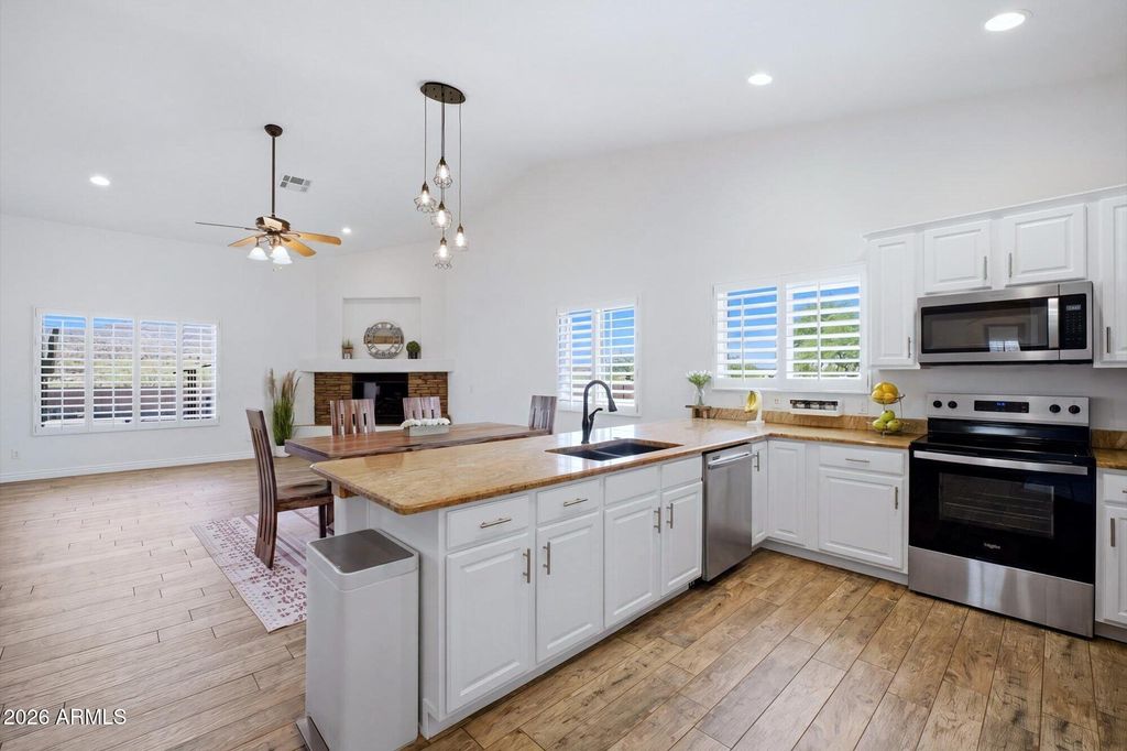 Image 3 of property listing at 40724 N CENTRAL Avenue, Phoenix, AZ 85086